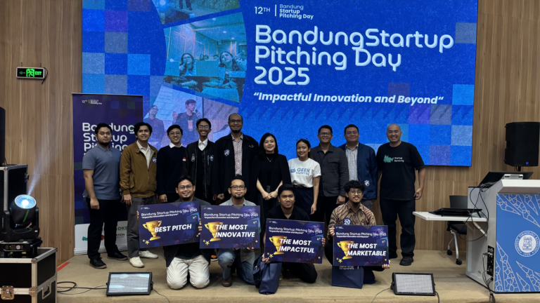 The winners and organizers of Bandung Startup Pitching Day 2025 posing on stage at SBM ITB Auditorium, celebrating impactful innovation.